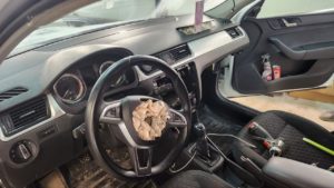 Руль Шкода Рапид со сработавшей подушкой безопасности